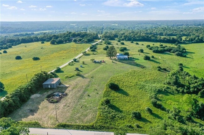 Photo - 7 acres with 5 bed, 3 bath less than 25 mi...