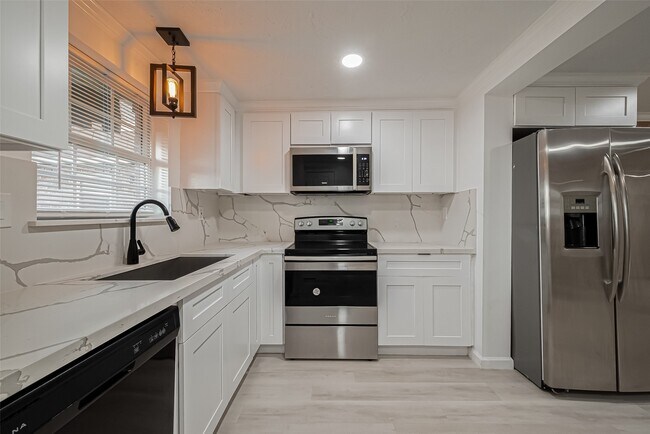 Building Photo - 12 Hyde Park Blvd Unit 7