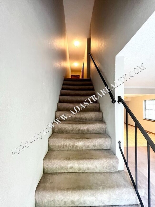 Photo - Spacious Duplex in Lee's Summit-Available ...