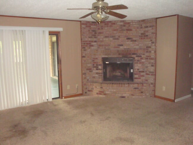 Photo - 1504 Coach St