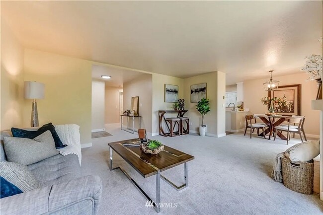Photo - Bellevue - Spacious 2 Bedroom / 2 Bath Corner Condo Unit C1 **Pool and Gym!**