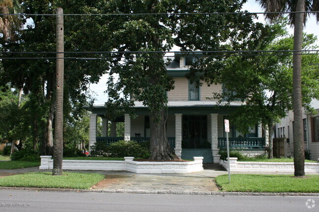 Building Photo - 2204 Oak St Unit B Rental