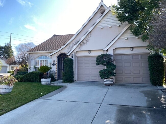 Photo - Single story located on a court!