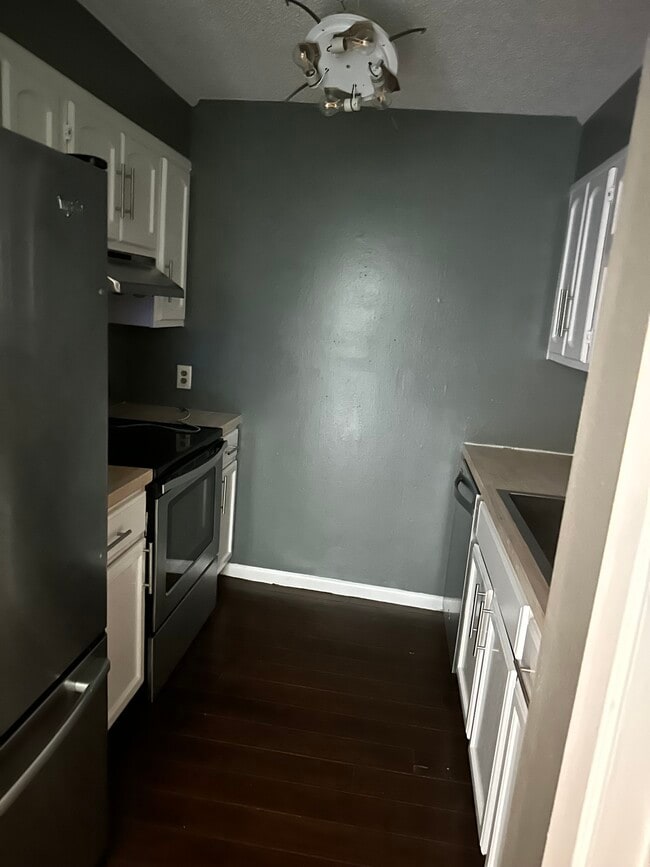 Kitchen - 615 Belvedere Dr Unit 11