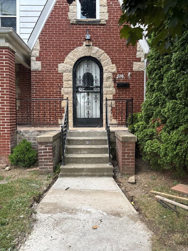 Building Photo - 516 Wrexham Ave