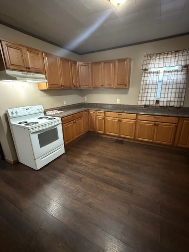 Photo - 2 Bedroom House with Fenced in backyard