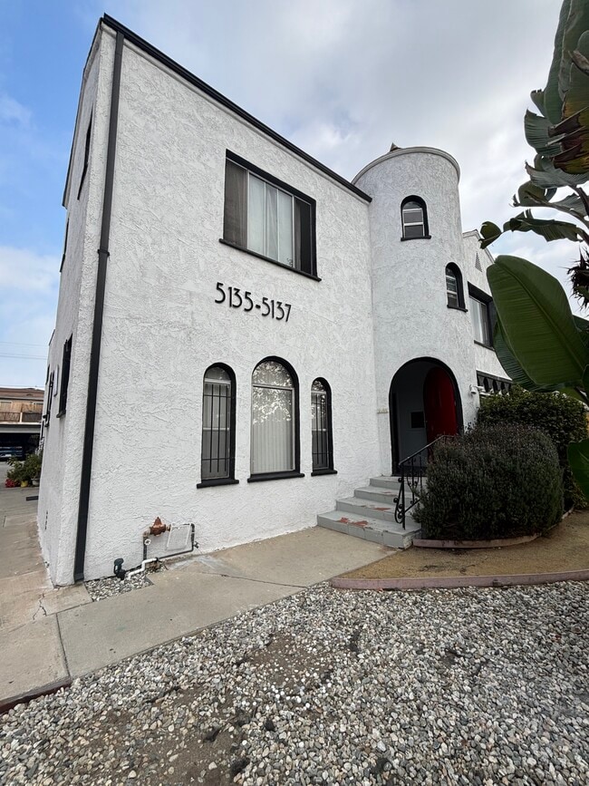 Building Photo - 5137 1/2 W 21st St Unit Quiet updated studio