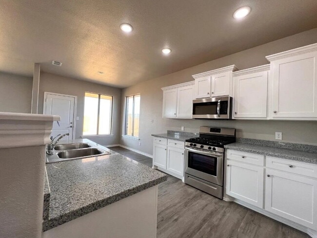 Photo - Modern Luxurious Flair In Burgamy Park!