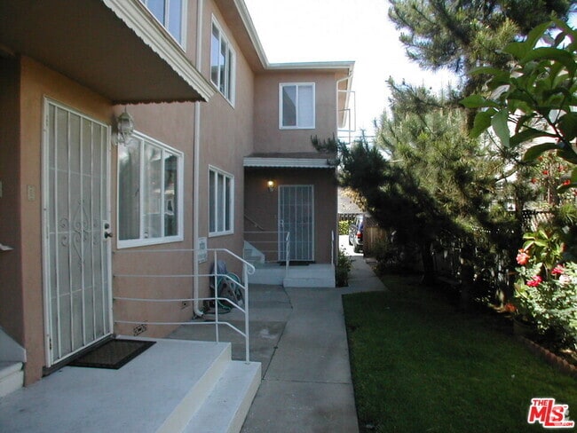 Building Photo - 2221 Ocean Park Blvd Unit 1 Rental