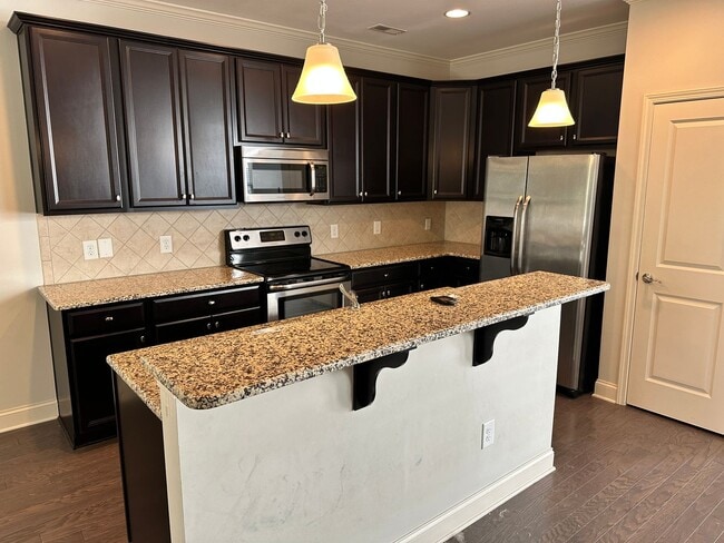 Building Photo - Gorgeous 3 Bedroom Townhome in Eagle Park!