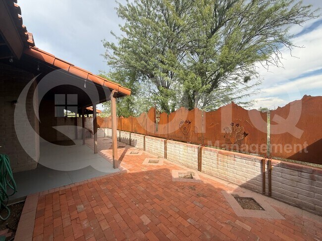 Photo - 2000 E Campbell Terrace
