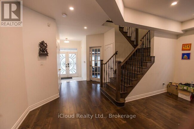 Photo - 81 Crown Victoria Dr