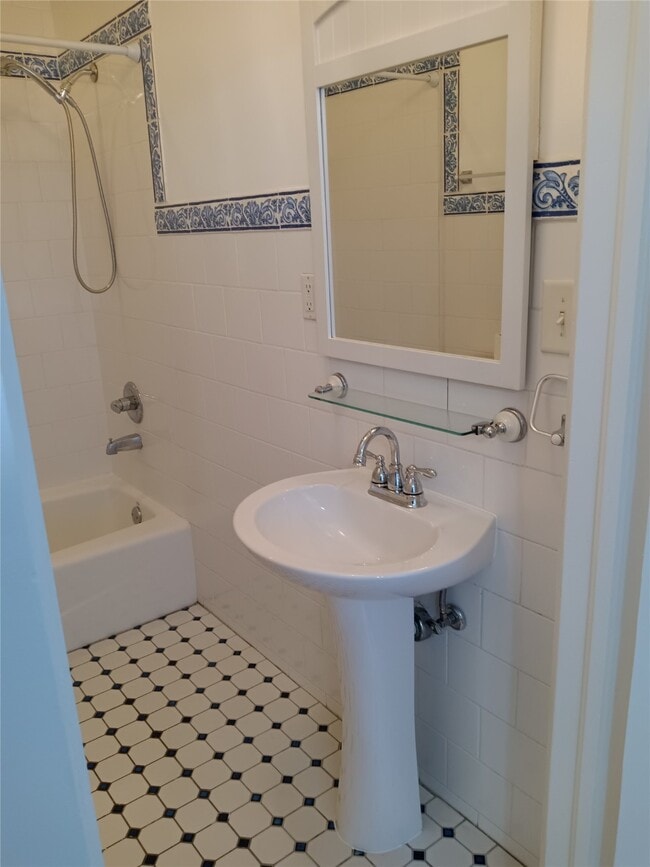 Building Photo - 2924 Avenue P 1/2 Unit 2