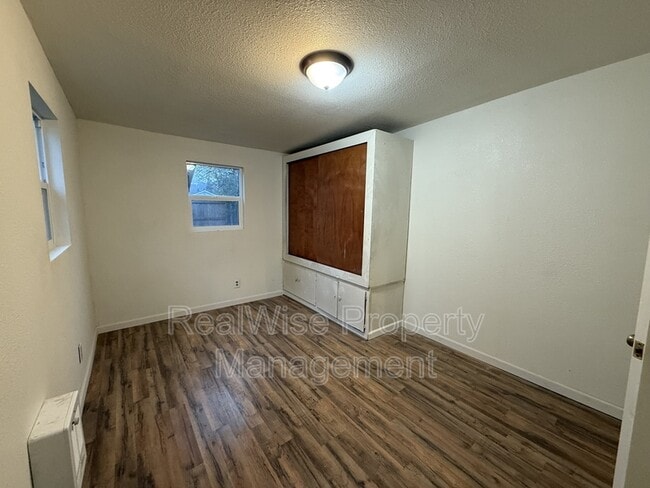 Photo - 173 SE Lane Ave