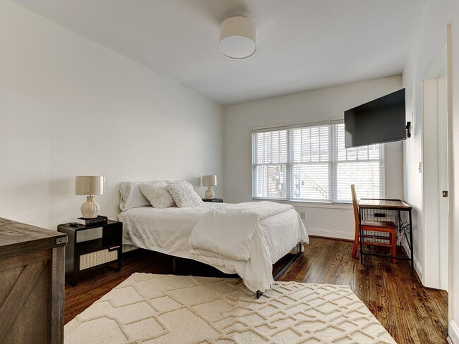 Photo - "Charming 2-Bedroom Retreat in Birmingham – Cozy 932 Sq Ft Haven!"