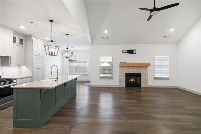 Photo - 1001 Laux Ln