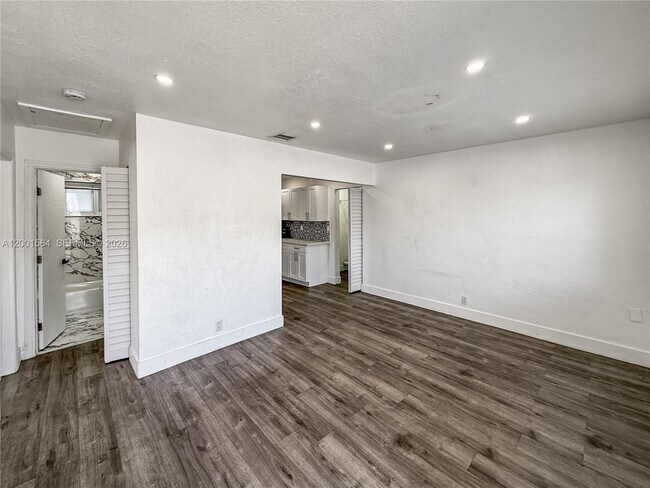 Building Photo - 2620 NW 18th Terrace Unit 3