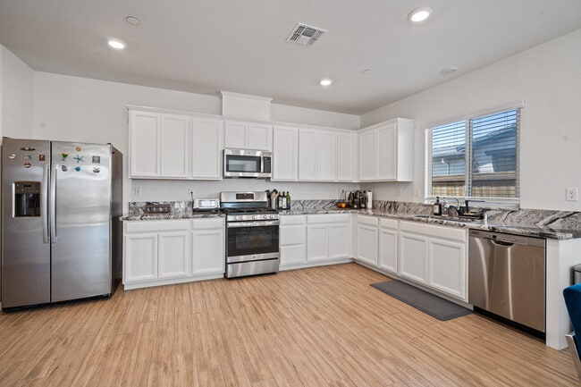 Building Photo - 3324 Pruett Dr