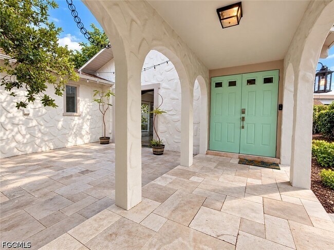4272 Island Cir