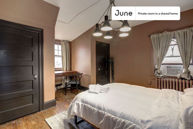 Room in Shared 7 bed/3.5 bath home in Woodley Park