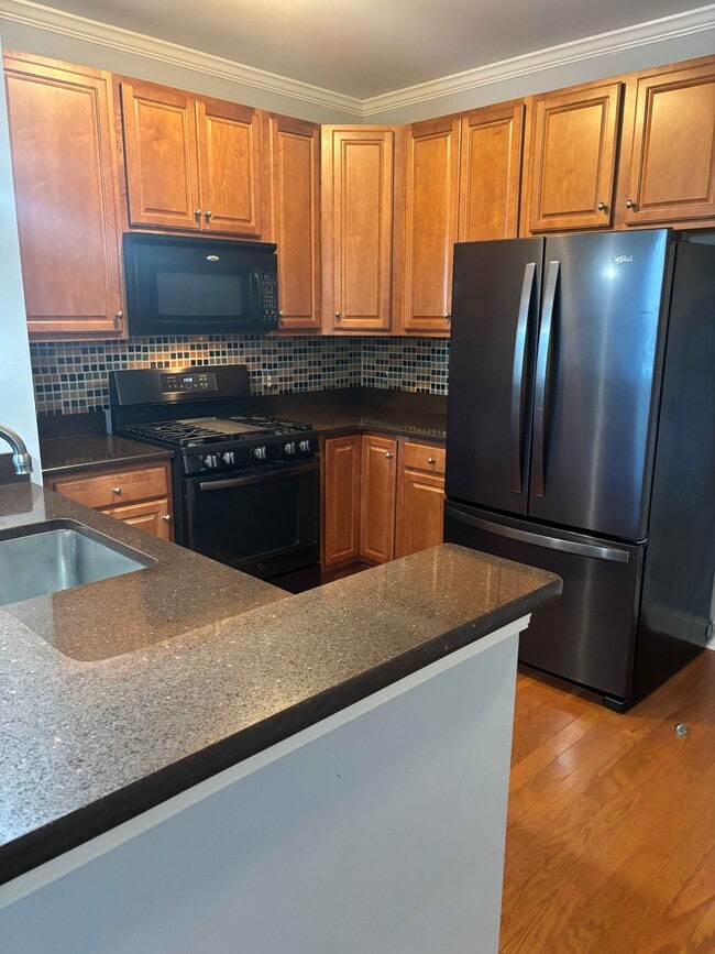 Kitchen - 300 W Elm St Unit 2319