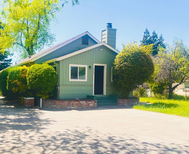 3 Bedroom House, Available Now! - 3 Bedroom House, Available Now!