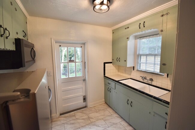 Photo - 219 E 6th Ave