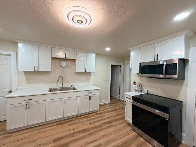 2235 Dr. William Finlayson St