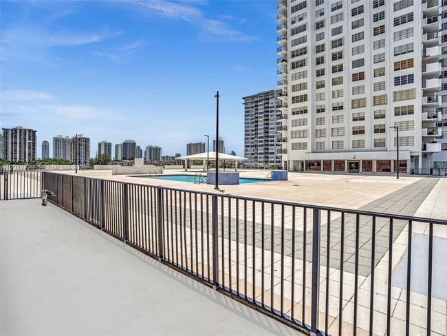 Photo - 2780 NE 183rd St Unidad 302