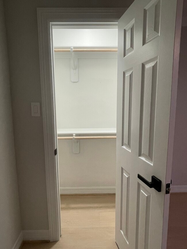 Armario del dormitorio #1 - 7022 Fondren Rd