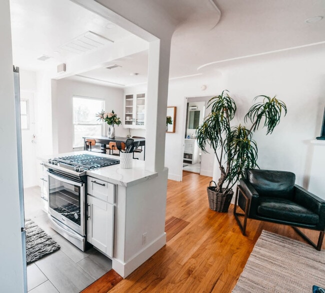 Building Photo - 4127-29 Vermont St Rental
