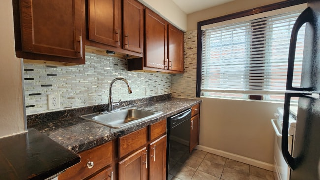 Photo - 6326 Bancroft Ave Unidad 2W