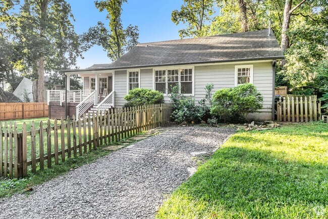 Building Photo - Adorable East Lake Cottage Rental