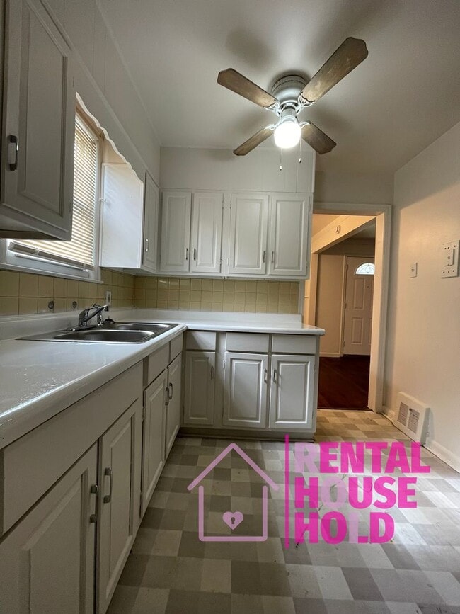 Building Photo - 3-Bedroom 1-Bath Single Family Home Locate...