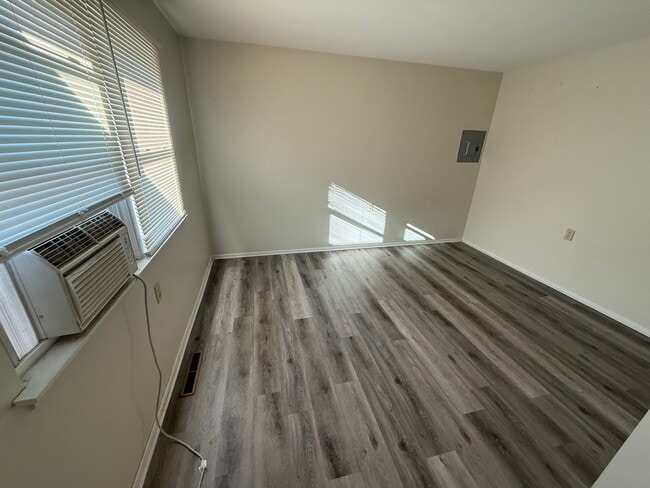 Photo - 1060 W Hickory St