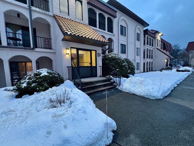 Building Photo - 685 Oak St Unit 12-11