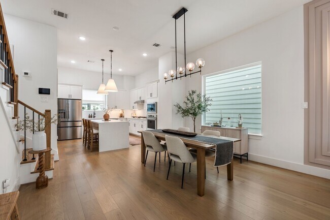 Photo - 857 Fisher St
