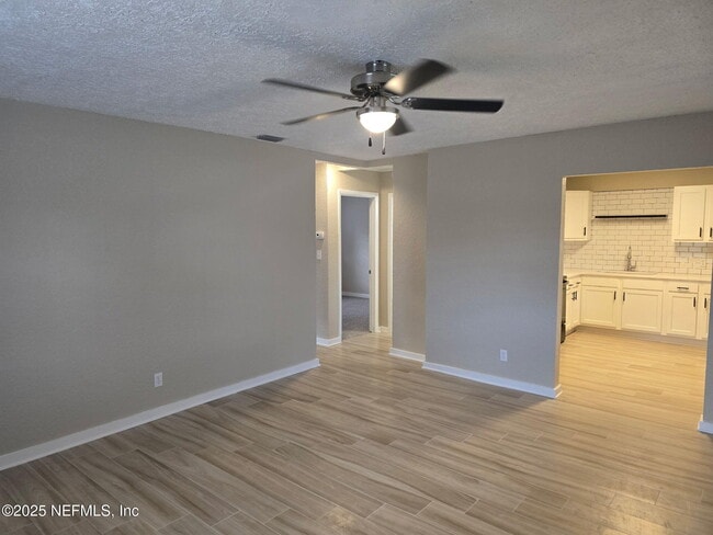 Photo - 756 Ellis Rd S