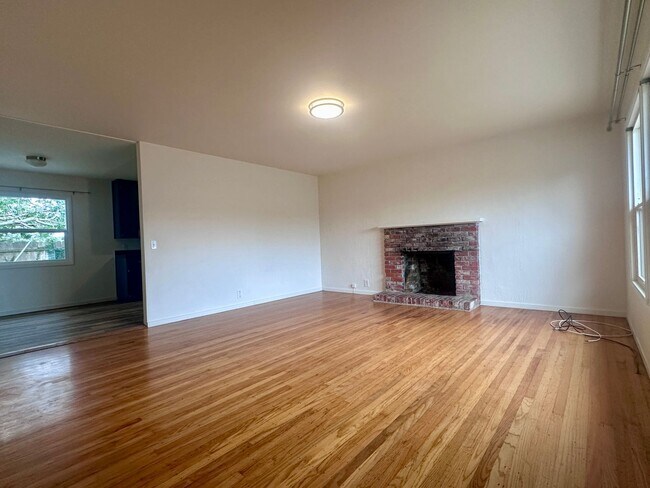 1017 Lewis Ave