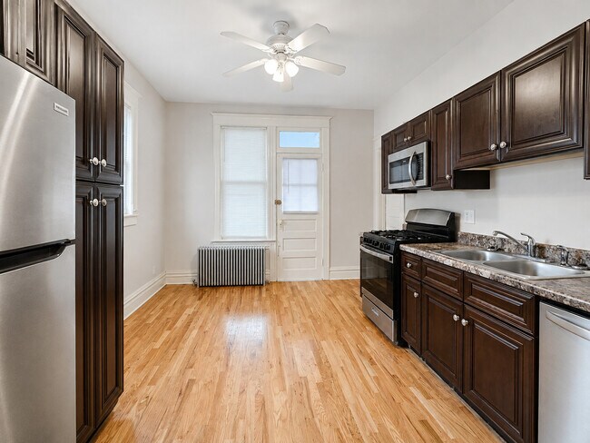 Photo - 3722 N Bosworth Ave Unit 1R