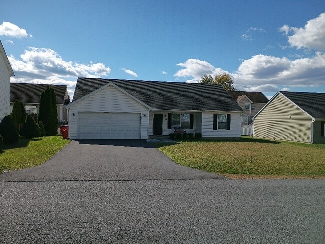 Building Photo - 253 Wren St N