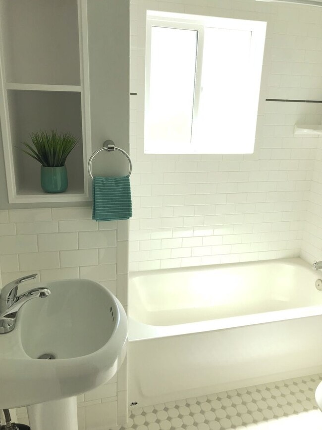 Photo - 1409-1415 Warren Ave Unit 1415