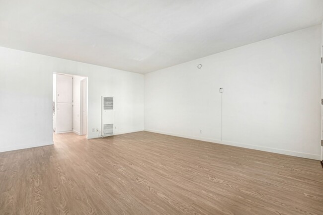 Photo - 10900 Santa Monica Blvd Unit 09