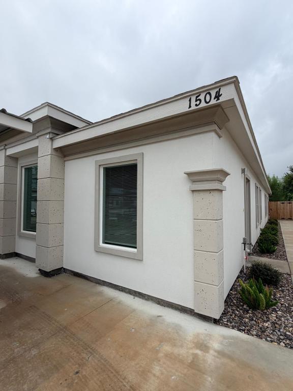 Building Photo - 1504 Shavano Dr