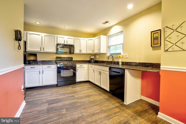 Photo - 111 Honey Locust Ct