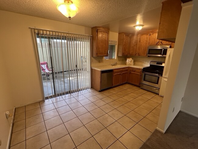 well quipped kitchen with view of patio - 3262 Montrose Ave Unidad A