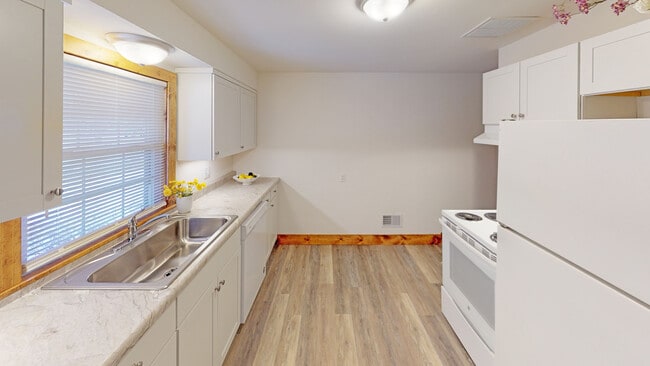 KITCHEN - 1206 W Ash St