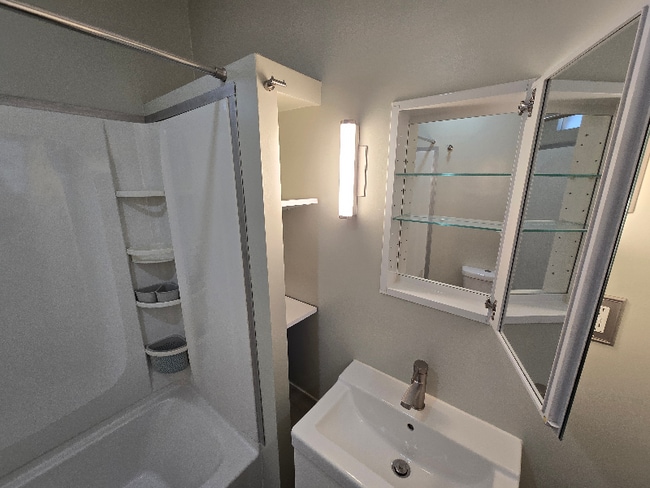 Photo - 1019 Widdicomb Ave NW Unidad 2