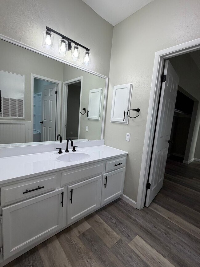 Photo - 1 bedroom - Gazebo- Near SFA, NO PETS!