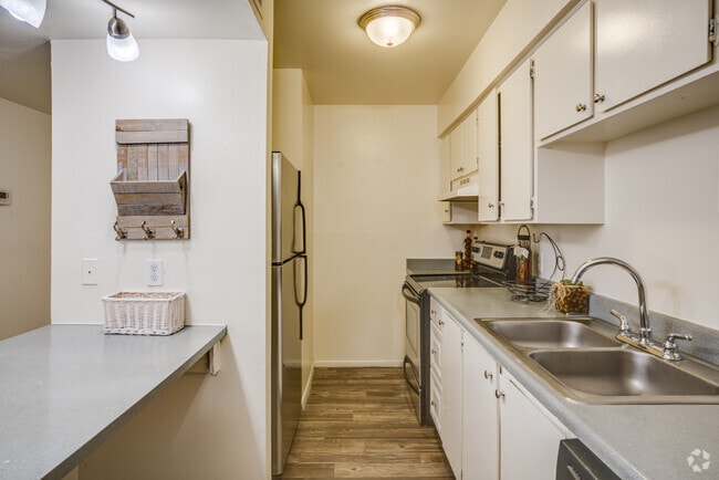 2HAB, 2BA: 1.000 ft²